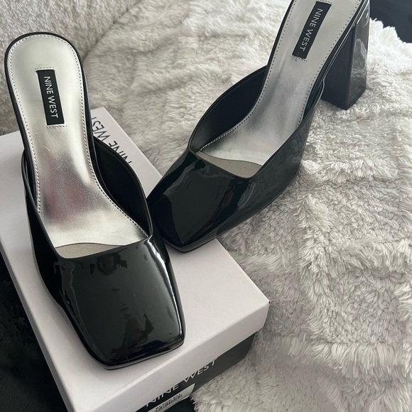 NINE WEST Yogi 3 heeled slides,modern square toe &high block heel. - Picture 4 of 7